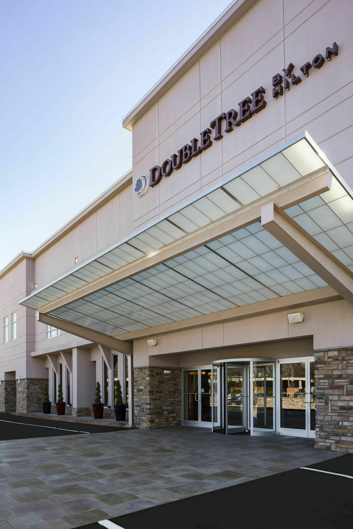 Doubletree By Hilton Hotel Raleigh - Brownstone - University Exterior foto